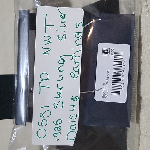 NWT Belk .925 Sterling Silver With Gold Overlay Daisy Flower Earrings - Picture 3 of 3